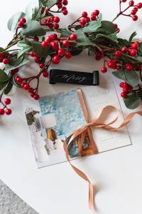 ein Tisch mit einer Flasche Wein und einem Weihnachtskranz in der Unterkunft Bonne Vie Cottage - Zebegény in Zebegény