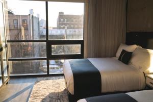 Postel nebo postele na pokoji v ubytování 42 Hotel Williamsburg