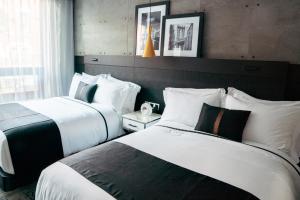 Postel nebo postele na pokoji v ubytování 42 Hotel Williamsburg