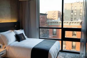 Säng eller sängar i ett rum på 42 Hotel Williamsburg