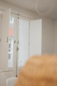 a white room with a door and a window at Vivienda de Uso Turístico MARINA LUXURY in Padrón