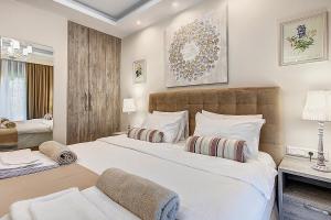Posteľ alebo postele v izbe v ubytovaní Anemone Villa with Outdoor Hot Tub, Sani Luxury Villas collection