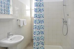 Bilik mandi di Hotel Triumf