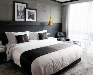 Postel nebo postele na pokoji v ubytování 42 Hotel Williamsburg