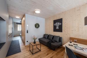 uma sala de estar com um sofá e uma mesa em Boutique Apartments Mellau em Mellau