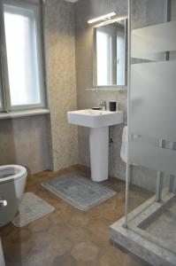 Bilik mandi di Hotel Triumf