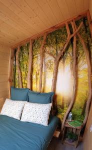 Säng eller sängar i ett rum på Kabanéo - gîte et sauna- Samois sur Seine - Forêt de Fontainebleau