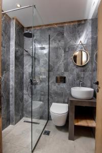 een badkamer met een douche, een toilet en een wastafel bij Luxury apartment in the center in Rhodos-stad