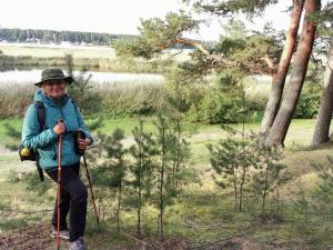 kobieta stojąca na polu z drzewami w obiekcie Feeling cone w Jurmale