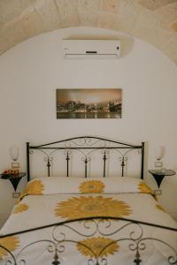 um quarto com uma cama com um quadro na parede em Le Camporelle In Città em Lecce