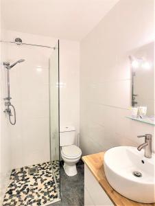 a bathroom with a shower and a sink and a toilet at Centre Saint-Gervais studio Jaune moderne proche télécabine 2 pers in Saint-Gervais-les-Bains +8 photos