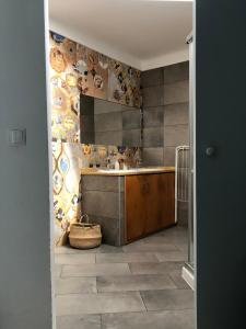 - une cuisine avec évier et comptoir dans la chambre dans l'établissement Calmaria Guesthouse, à Porto Covo