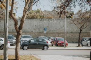 Ein Haufen Autos, die auf einem Parkplatz geparkt sind. in der Unterkunft Le Camporelle In Città in Lecce