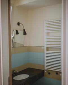 uma casa de banho com um lavatório e um espelho em Le Camporelle In Città em Lecce