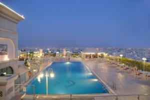 Bazén v ubytování Habitat Hotel All Suites - Jeddah nebo v jeho okolí