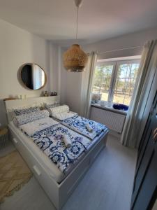 sypialnia z łóżkiem z niebiesko-białą kołdrą w obiekcie APARTAMENT przy jeziorze w Bornem-Sulinowie