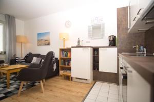 Kuchyň nebo kuchyňský kout v ubytování strandnah, Balkon, AHOI Erlebnisbad gratis in Sellin - Strandresidenz Brandenburg FeWo 36