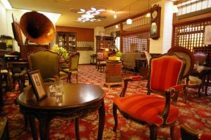 武雄市にある京都屋の椅子とテーブルが備わる部屋、