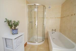 une salle de bain avec douche et baignoire dans l'établissement Bramblewood Cottage, à Crookdake 21 autres photos