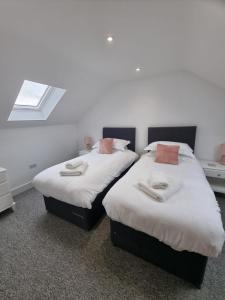two beds sitting next to each other in a room at Fairway View Cottage in Rothbury