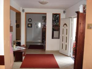 sala de estar con alfombra roja en el suelo en Vila Intim, en Sovata