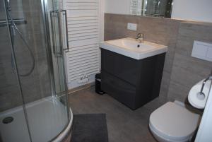 Vannituba majutusasutuses Ankerplatz mit Meerblick, Strand & Hansapark nah, kostenlosen Parken, Pool +39 fotot