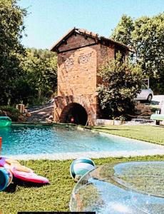 阿萊的住宿－Magnifique villa avec piscine，一座小游泳池,其建筑背景为: