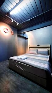 um quarto com uma cama grande num quarto em 大林文旅 em Dalin