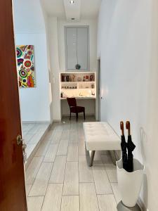 ナポリにあるNapoli Houseのリビングルーム(白いテーブル、椅子付)