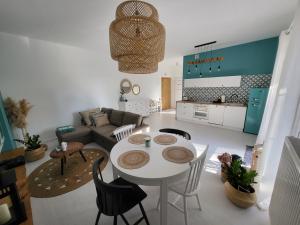 kuchnia i salon ze stołem i krzesłami w obiekcie APARTAMENT przy jeziorze w Bornem-Sulinowie