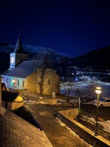 a church at night with a street light and a building at Chalet / Maison Bourgeoise entièrement rénovée in Vignec