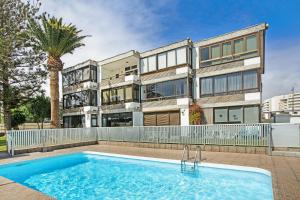 an apartment building with a swimming pool in front of a building at Casa Alegria 2 in Maspalomas