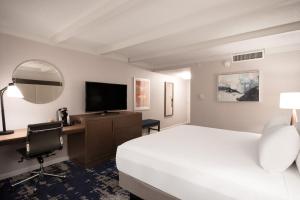 TV a/nebo společenská místnost v ubytování Crowne Plaza Albany - The Desmond Hotel
