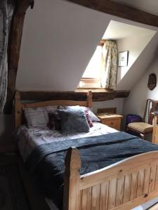 A bed or beds in a room at Woodmill Farm Cottage