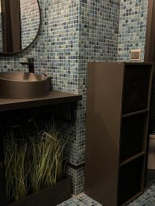 a bathroom with a sink and a mirror at Perpignan Vauban magnifique T2 avec balcon in Perpignan