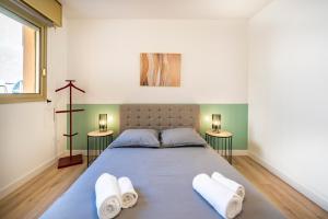 - une chambre avec un grand lit et des serviettes dans l'établissement 50m de Monaco, Grimaldi forum, Larvotto Beach - AI, à Beausoleil