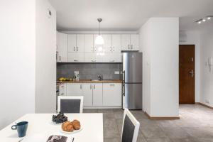 Kuchyňa alebo kuchynka v ubytovaní Waw Apartamenty Manhattan