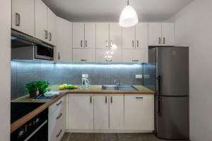Kuchyňa alebo kuchynka v ubytovaní Waw Apartamenty Manhattan