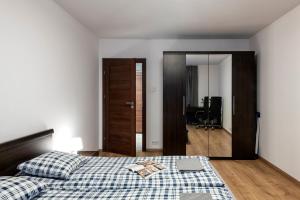 Posteľ alebo postele v izbe v ubytovaní Waw Apartamenty Manhattan