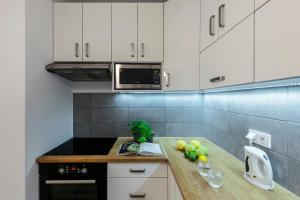 Kuchyňa alebo kuchynka v ubytovaní Waw Apartamenty Manhattan