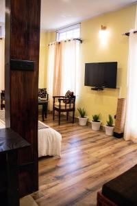 sala de estar con TV y suelo de madera en The Arcadia Resort - Umroi, en Shillong