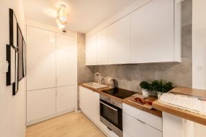 Kuchyňa alebo kuchynka v ubytovaní Waw Apartamenty Manhattan
