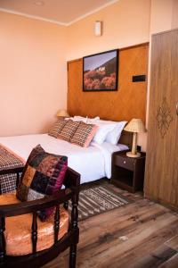 Un pat sau paturi într-o cameră la The Arcadia Resort - Umroi
