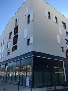 a large white building with a lot of windows at Paris- Disney - Parking privé !PKN! in Torcy