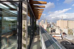 uma varanda com vista para a cidade em Hotel Centro 433 em São Paulo