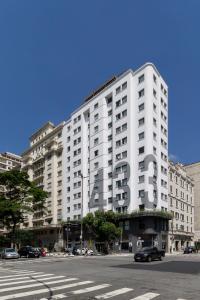 - un grand bâtiment blanc avec le mot hôtel dans l'établissement Hotel Centro 433, à São Paulo