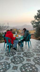 eine Gruppe von Menschen, die an einem Tisch sitzen in der Unterkunft Petra Stones Inn in Wadi Musa