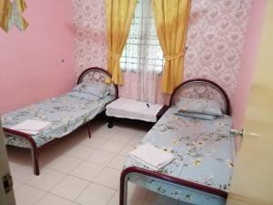 Postel nebo postele na pokoji v ubytování HOMESTAY PERPADUAN, TAMAN BERCHAM RAYA ULU KINTA IPOH PERAK