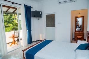 1 dormitorio con cama y ventana grande en Sky Edge Homestay, en Kandy