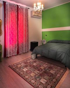 una camera da letto con pareti verdi e rosse e un letto di Hotel Due Spade a Fidenza